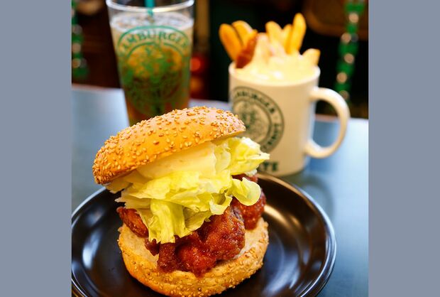 ダントツ人気の『チャイニーズチキンバーガー』セット702円。単品は378円