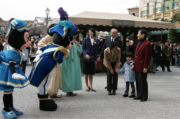 2006年３月、ディズニーキャラクターに興味津々の愛子さま