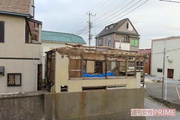 茂串さん宅は屋根や窓を失い骨組みが目立つ