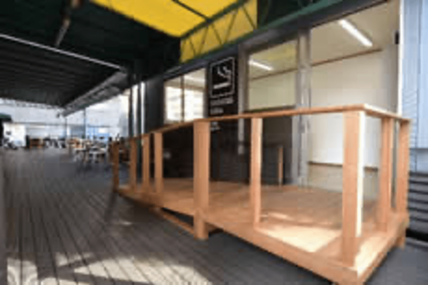 ちよだプラットフォームスクウェア敷地内に設置された喫煙トレーラー（千代田区ホームページより）