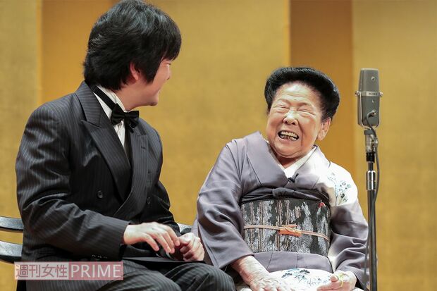 三越劇場にて。司会の中津川弦さんとの掛け合い（'17年）　撮影／佐藤靖彦