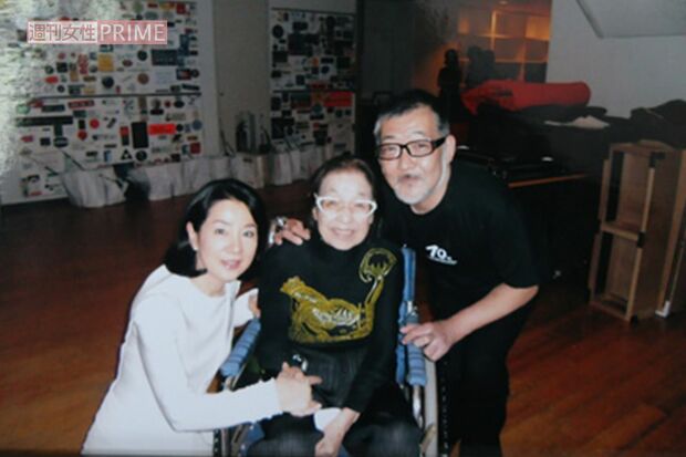 吉永小百合は皆川和子さん(中央)とおさむさん(右)を訪ねて、定期的に合唱団へ足を運んでいた