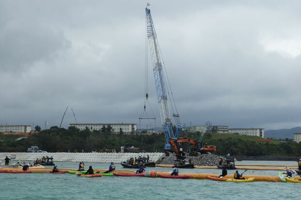 抗議船とともに活動を展開するカヌーチーム。４月25日には270人余りが大浦湾に繰り出し海上座り込みを実施