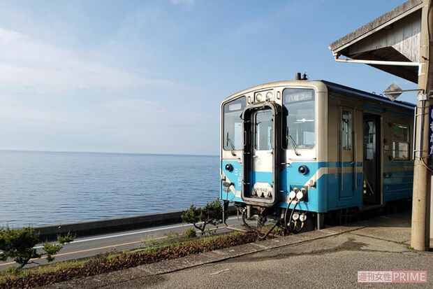 愛媛県下灘駅、日本一海に近い駅として知られ、ドラマ『リバース』（TBS系・17年）や『HERO』（フジテレビ系・2006年）、『ランナウェイ～愛する君のために』（TBS系・11年）