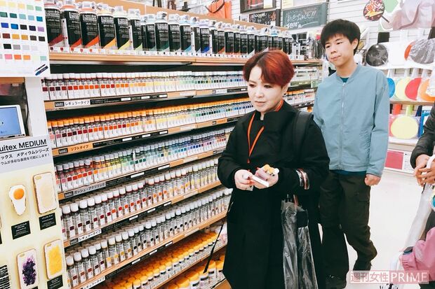 東急ハンズに初めて連れて行ったとき、ひざをついて座り、1つずつ吟味して10色を選んだ