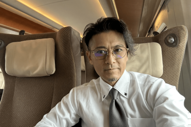 グリーン車に乗り、芸能人気分が抜けない山口達也(Xより)