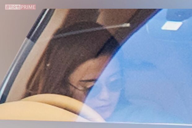 2023年3月上旬、サングラス姿で千葉県の実家へ帰省した小島。左手薬指には大ぶりの指輪が光っていた