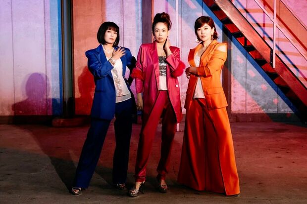 メンバーカラーの衣装を着用した太陽とシスコムーンの3人