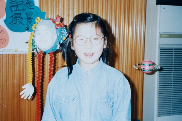 当時通っていた学校の食堂にて。小学4年生の昌美さん