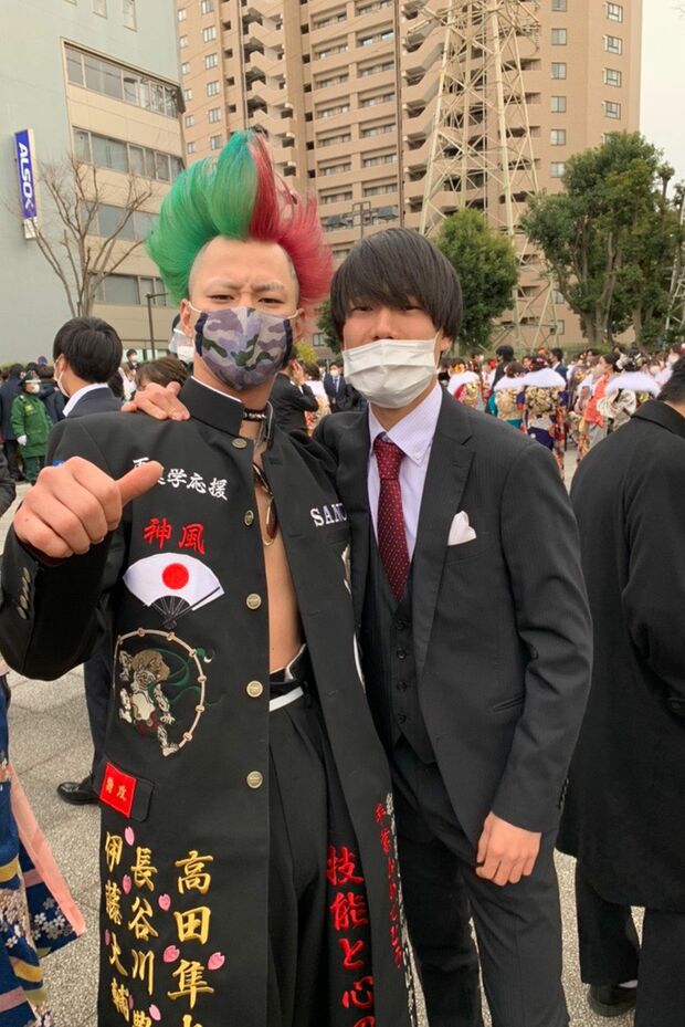 河野さん（左）が成人式で身につけた長ランの刺繍は立体感があり、豪華。存在感は抜群（本人提供）