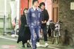 '18年2月。元モデルで現在は会社員の梅田賢三氏(写真中央)、飲み仲間だという『ザブングル』の松尾陽介(写真右)と歩く矢口真里