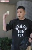 5月中旬、うろたえながら直撃取材に応じる加藤慎平。今でも現役選手さながらの体形を維持