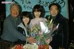 2003年12月26日、NHK連続ドラマ小説『天花』ロケで主演女優の誕生日を祝う、出演者たち。左から財津一郎さん、紗栄子、藤澤恵麻、香川照之