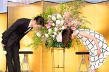 「1年間、よろしくお願いします」と、お互いに深々とお辞儀。窪田は「なんだか結婚式みたい（笑）」　撮影／北村史成　（朝ドラ『エール』で共演する窪田正孝と二階堂ふみ）