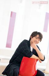 ワイルドな座り方をする辰巳ゆうと（撮影／伊藤和幸）