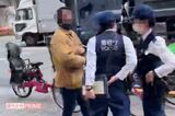 4月16日の午前、品川区路上で事情聴取をうけるカメラマン（目撃者提供）