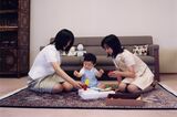 当時1歳の悠仁さまのお世話をされる眞子さんと佳子さま（宮内庁提供）