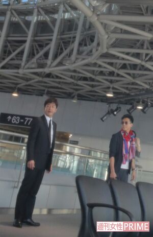 12月中旬に行われた『BG』のロケ。空港のシーンを都内の商業ビルで撮影。(左)木村拓哉(右)満島真之介