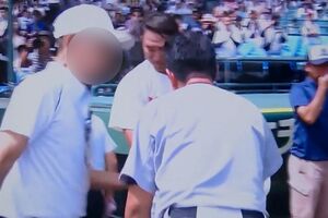X上で拡散が止まらない、問題の握手阻止シーン。係員は“ルール”を守ったにすぎないが、監督同士の握手だけに批判の声が殺到している
