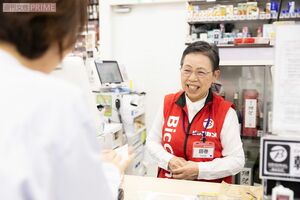 笑顔で接客する田巻さん。一緒に働く薬剤師さんは、田巻さんより1歳上だそう　撮影／矢島泰輔