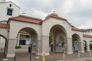 宝塚歌劇団の本拠地である『宝塚大劇場』。徒歩圏内に多くの団員が住む『すみれ寮』も（写真/産経ビジュアル）