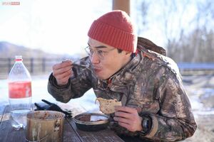 「早朝から狩猟に繰り出して疲れたので朝食をとりました。前日に生地から作ったインドの伝統料理・チャパティとトマトの煮込み料理を、寒い中ふたりで凍えながらかき込みました」（ナベちゃん）