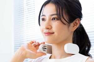 小型冷蔵庫にも使用されている冷却装置を搭載し首筋を強力に冷やす『ネッククーラーSlim』。専用バッテリー、モバイルバッテリー（別売り）の2WAYで使える