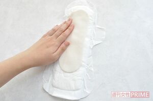 市販の紙ナプキンなど、いつものアイテムに1枚貼るだけ。ふわふわのネル生地でデリケートゾーンのストレスを軽減。『使い捨て布ナプキン フリーナ』テープ付き32枚入り1980円（税込み）／ジュランジェ ※税込み価格を表示。編集部調べ。