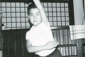 『おそ松くん』のイヤミの“シェー”のようなポーズをとる9歳の小堺