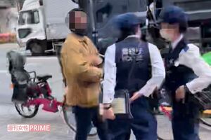 4月16日の午前、品川区路上で事情聴取をうけるカメラマン(目撃者提供)