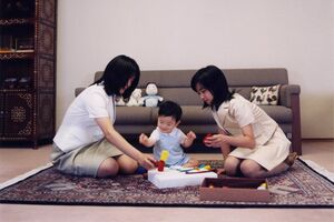 当時1歳の悠仁さまのお世話をされる眞子さんと佳子さま(宮内庁提供)