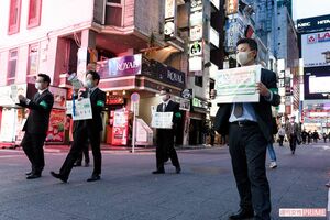 新宿・歌舞伎町では「ステイホーム」の見回りも行われ、一部からは営業妨害の声も（4月）