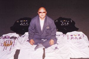 現役の暴走族時代の岩橋さん。’80年代の特攻服はシンプルなデザインだった(本人提供)