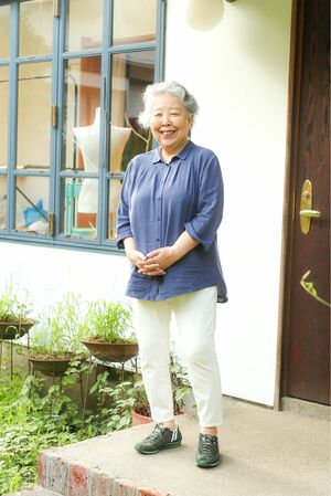 仕事の合間に、アトリエの外の庭にたたずみ、気分転換するのも楽しみのひとつ