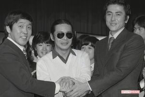 『スター誕生！』450回記念パーティーにて。初代司会者の萩本欽一と2代目司会者を務めたタモリと谷隼人（岩谷隆広）