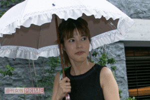 記者の顔をまじまじと見つめる一幕も