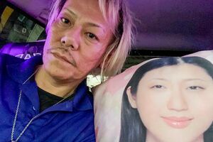 あおりを行った車中には壇蜜のクッションが。フェイスブックには別カットも紹介され“壇蜜愛”にあふれている