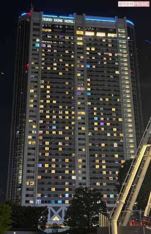 夜になると嵐ファンの部屋が煌々と輝いていた