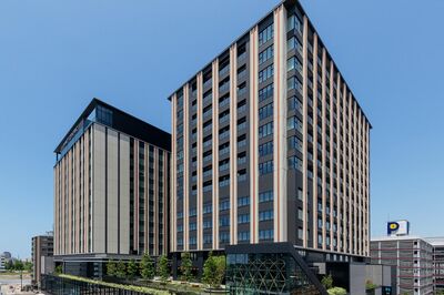 金沢の駅前にそびえる、地上15階建ての『ザ・レジデンス金沢』。2020年竣工の大ヒット物件のひとつで、国際ブランドホテルを併設している