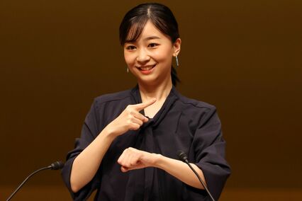 佳子さま、6万円の鮮やかワンピースは売り切れ寸前!「アレンジが加えられている」ブランド広報もうなった“プリンセス流”の着こなし