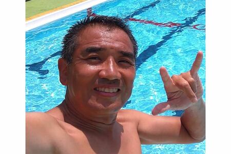 自撮りの得意ポーズはアメリカ手話の「アイ・ラブ・ユー」だ（井上被告のSNSより）