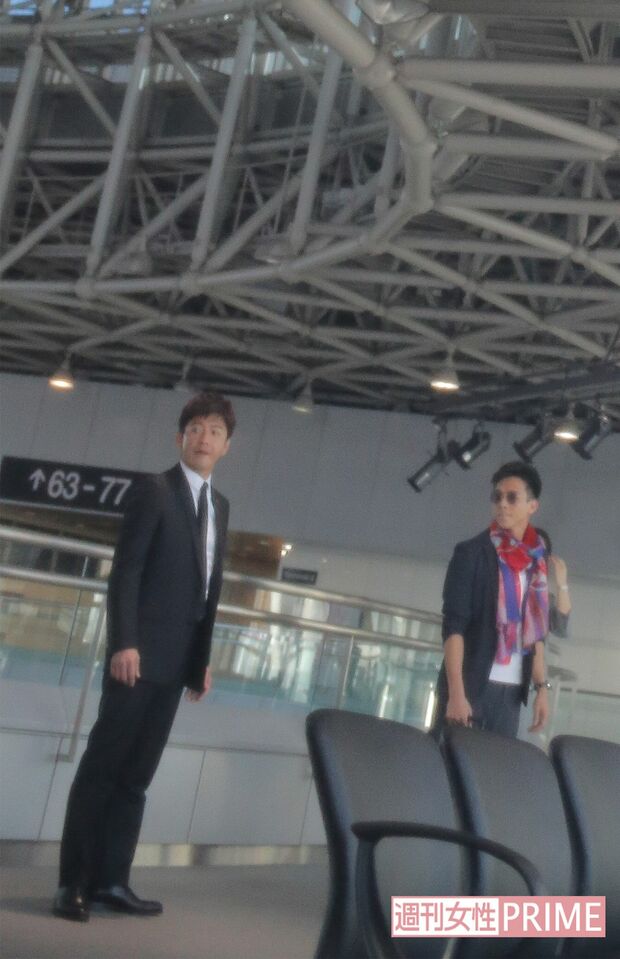 12月中旬に行われた『BG』のロケ。空港のシーンを都内の商業ビルで撮影。（左）木村拓哉（右）満島真之介