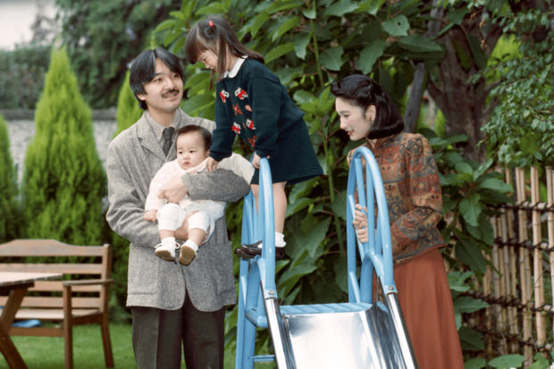 4歳の眞子さん、1歳になる直前の佳子さまを中心に微笑ましい日常の秋篠宮ご一家（1995年11月）