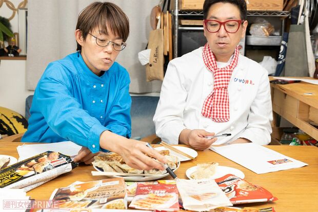 ガチで食べ比べてくれたお二人（撮影／齋藤周造）