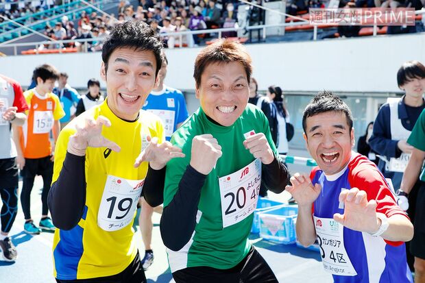 草なぎが走った第4区のランナーには、カンボジアチームから猫ひろし、チームよしもとからサバンナ八木の姿も