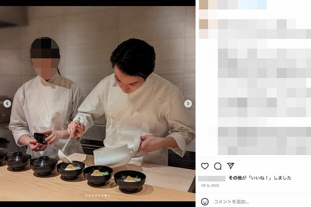 高校時代の後輩女性に料理のサポートをさせる崎容疑者（SNSより）