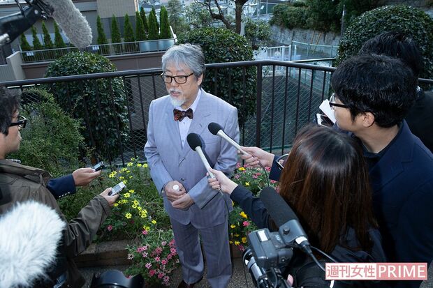 マスコミに囲まれ、経緯を説明する沢田研二