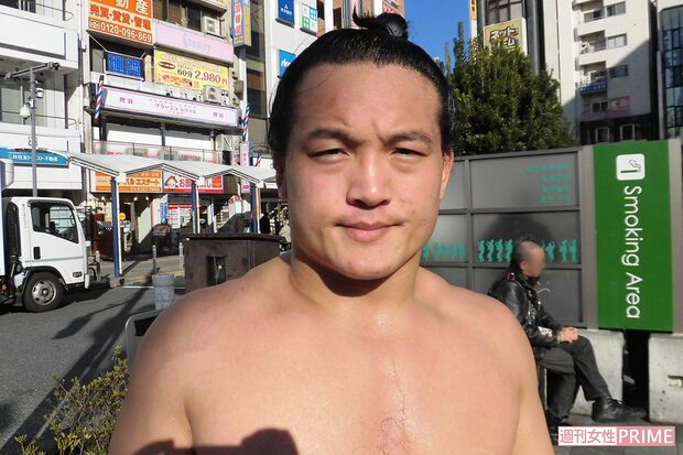 東京・高円寺の路上でパフォーマンスをする、ごっちゃんこさん