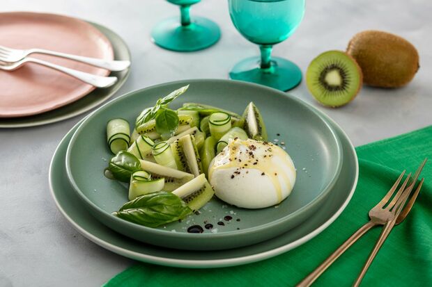 キウイとブッラータチーズのカプレーゼ