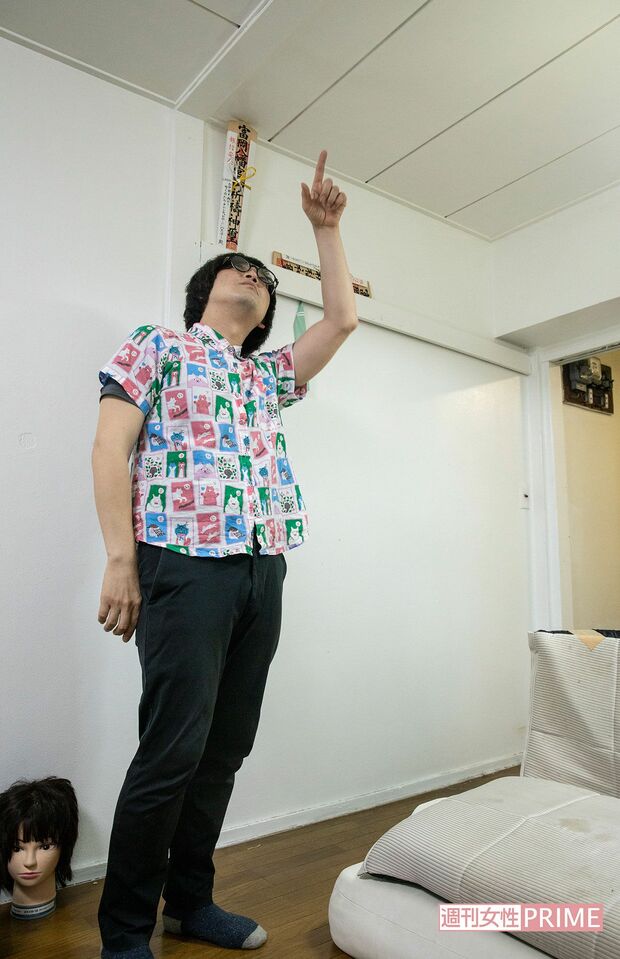 前の住人に関して「このあたりで首を吊ったんだと思います」とタニシさん　撮影／矢島泰輔